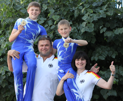 Dennis Stach und Emanuel Lang mit ihren Trainern Rudi und Olga Stach