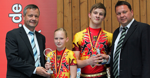 Tim Sebastian und Rosa Löhmann mit Martin Gerster (rechts) und Klaus Riegert